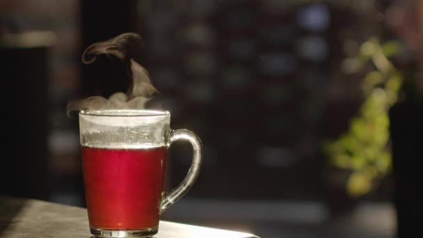 Sıcak Çay Bardağı Odanın Içindeki Eski Bir Masanın Üzerinde Duruyor — Stok video