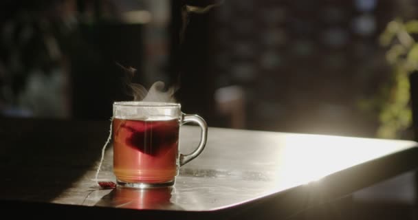 Κύπελλο Ζεστό Τσάι Στέκεται Ένα Vintage Τραπέζι Στο Εσωτερικό Του — Αρχείο Βίντεο