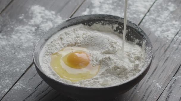 Повільно Заливаємо Молоко Старовинну Миску Борошном Сирим Яйцем Приготування Тіста — стокове відео