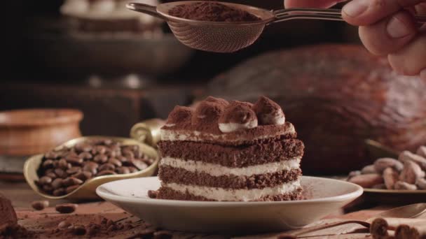 Tiramisu Taart Strooit Kokkin Een Zeef Cacao Het Oppervlak Donkere — Stockvideo