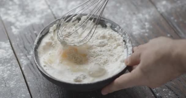 밀가루 우유가 빈티지 그릇에 위스키를 반죽을 시네마 카메라 — 비디오