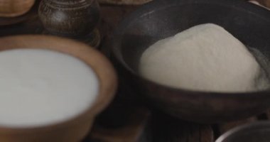 Kamera, tiramisu keki yapmak için gereken malzemelerin üzerinde yavaşça hareket ederken, sonunda tiramisu kekine odaklanıyor. 4K video. Blackmagic Sineması 6K.