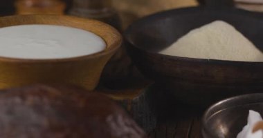 Kamera, tiramisu keki yapmak için gereken malzemelerin üzerinde yavaşça hareket ederken, sonunda tiramisu kekine odaklanıyor. 4K video. Blackmagic Sineması 6K.