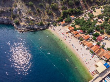 Bali sahil şeridi. Hırvatistan 'ın Cres adası. Adriyatik. Eylül 2019