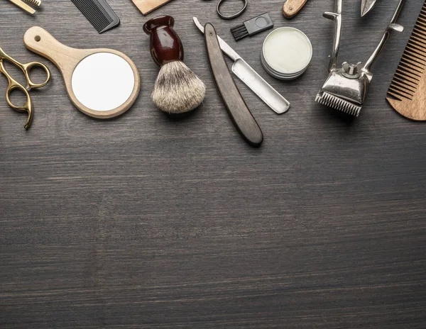木制背景的经典造型和理发工具 放在深色木制桌子上的理发店乐器的顶视图 — 图库照片