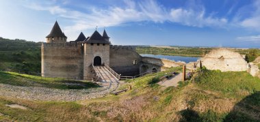 Khotyn Kalesi 'nin güzel manzarası. Orta Ukrayna 'nın en dikkat çekici ortaçağ simgesi. Ukrayna 'yı gezmek.