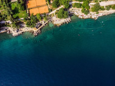 Lovran köyünün ve Hırvatistan 'daki deniz kıyısının güzel panoramik manzarası. İHA 'da çekilen en iyi görüntü fotoğrafı.
