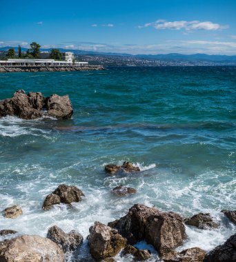 Martılı Bakire. Heykel Hırvatistan 'ın Opatij kentinin simgesi. Güzel panoramik deniz ve gökyüzü manzarası.