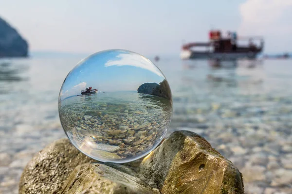 Kristal Küre Deniz Kenarındaki Taşların Üzerinde Orijinal Ters Bakış Açısı — Stok fotoğraf