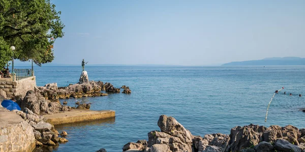 Martılı Bakire Heykel Hırvatistan Opatij Kentinin Simgesi Denizin Panoramik Görüntüsü — Stok fotoğraf