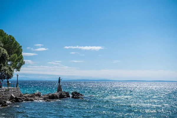 Martılı Bakire Heykel Hırvatistan Opatij Kentinin Simgesi Güzel Panoramik Deniz — Stok fotoğraf