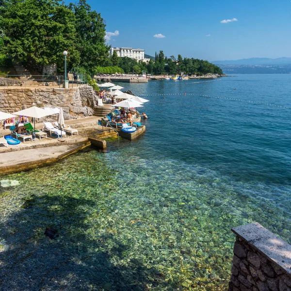 Costa Pedregosa Aguas Transparentes Del Mar Adriático Opatija Resort Croacia — Foto de Stock