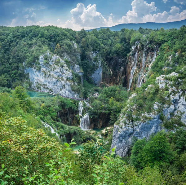 普里特维尔湖国家公园是克罗地亚历史最悠久 规模最大的国家公园之一 也是联合国教科文组织的世界遗产 全景全景 在欧洲各地旅行 — 图库照片