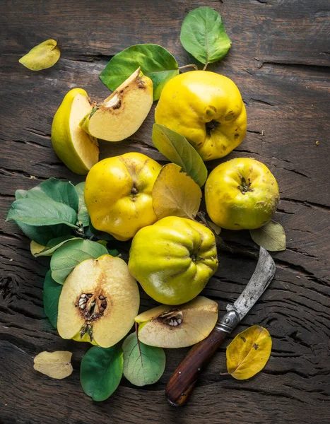 Rijp Goudgele Kweepeer Vruchten Hout Biologisch Fruit Oude Tafel Bovenaanzicht — Stockfoto
