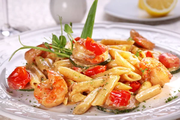 Pasta Con Vieiras Camarones Verduras Plato Blanco Restaurante — Foto de Stock