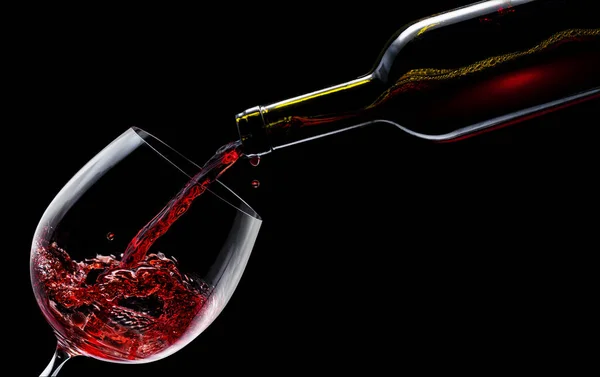 Vino Tinto Vierte Una Copa Vino Sobre Fondo Negro — Foto de Stock