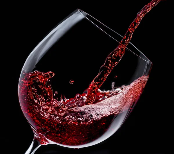 Rotwein Wird Ein Weinglas Auf Schwarzem Hintergrund Gegossen — Stockfoto