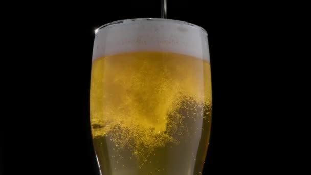 Glas Licht Bier Een Zwarte Achtergrond Een Jet Vult Het — Stockvideo