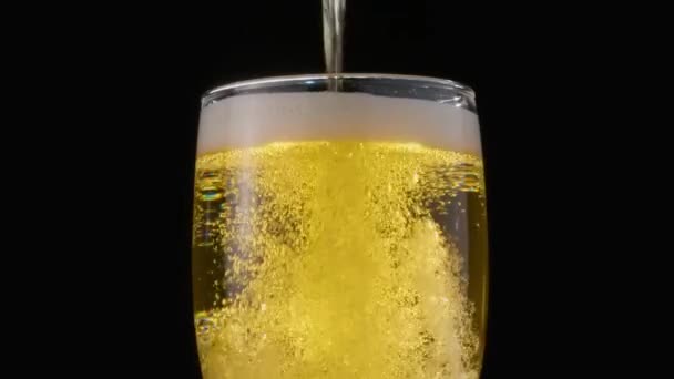 Glas Licht Bier Een Zwarte Achtergrond Een Jet Vult Het — Stockvideo