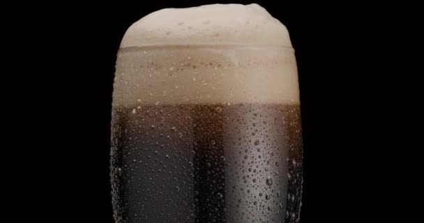 Verre Bière Noire Sur Fond Noir Bière Oscille Dans Verre — Video