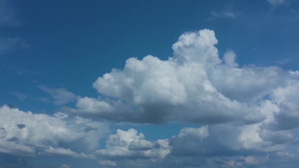 蓝天中云朵的移动 — 图库视频影像