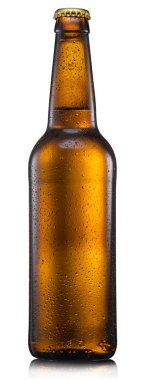 Beyaz arka planda izole edilmiş soğuk hafif bira şişesi. Dosya kırpma yolu içeriyor.
