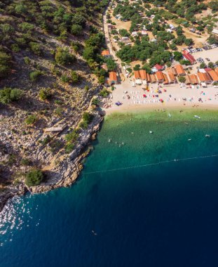 Bali sahil şeridi. Hırvatistan 'ın Cres adası. Adriyatik. Eylül 2019