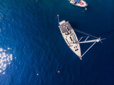 Bali sahil şeridi. Hırvatistan 'ın Cres adası. Adriyatik. Eylül 2019