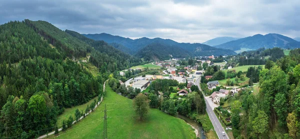 Prachtig Panoramisch Uitzicht Kleine Stad Gelegen Tussen Heuvels Bergen Neder — Stockfoto