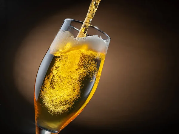 Jet Birra Viene Versato Bicchiere Birra Causando Sacco Bolle Schiuma — Foto Stock