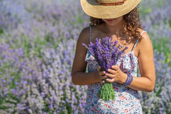 Woman Straw Hat Lavender Bouquet Lavender Field — Stock Photo, Image