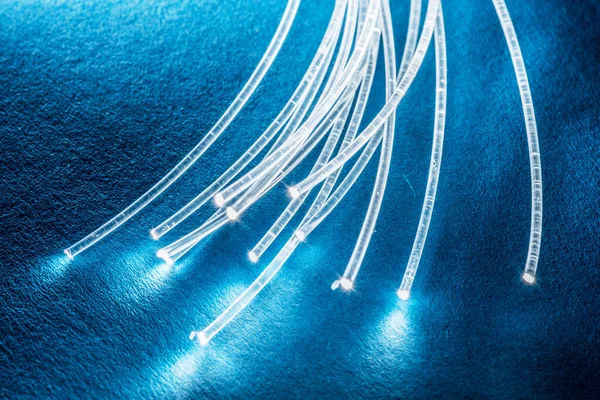 Paquet Fibres Optiques Avec Des Lumières Aux Extrémités Fond Bleu — Photo