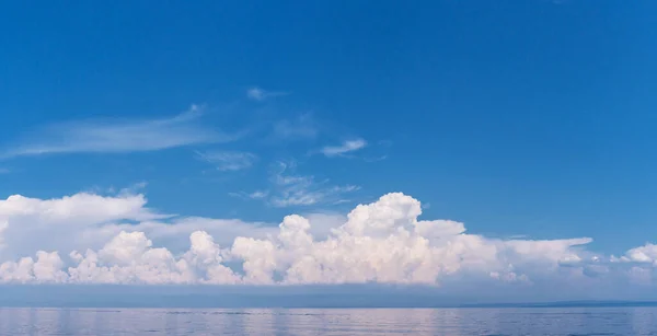 Calm Sea Cloudy Sky Pierced Sun Rays Beautiful Nature Background — Stock Photo, Image