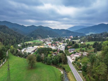 Aşağı Avusturya 'daki tepeler ve dağlar arasında yer alan küçük bir kasabanın güzel panoramik manzarası. İHA 'da çekilen en iyi görüntü fotoğrafı.
