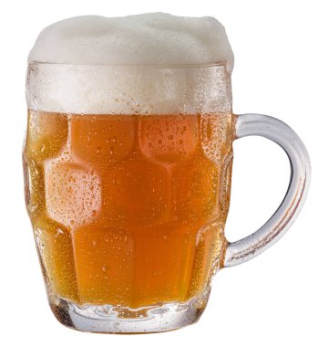 Beyaz arka planda izole edilmiş bira bardağı. Kırpma yolu içerir. Hafif bira..