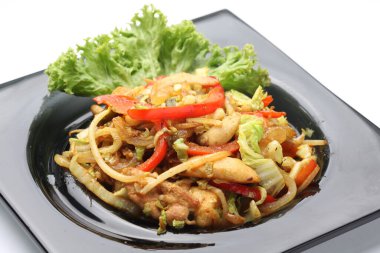 Siyah tabakta tavuk ve sebze dilimli Çin salatası..