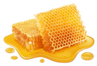 Beyaz arka planda izole edilmiş bal birikintisi ve bal petekleri.