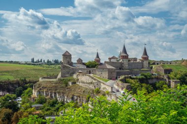 Kamianets-Podilskyi Kalesi 'nin güzel manzarası. Orta Ukrayna 'nın en dikkat çekici ortaçağ simgesi. Ukrayna 'yı gezmek.