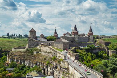 Kamianets-Podilskyi Kalesi 'nin güzel manzarası. Orta Ukrayna 'nın en dikkat çekici ortaçağ simgesi. Ukrayna 'yı gezmek.