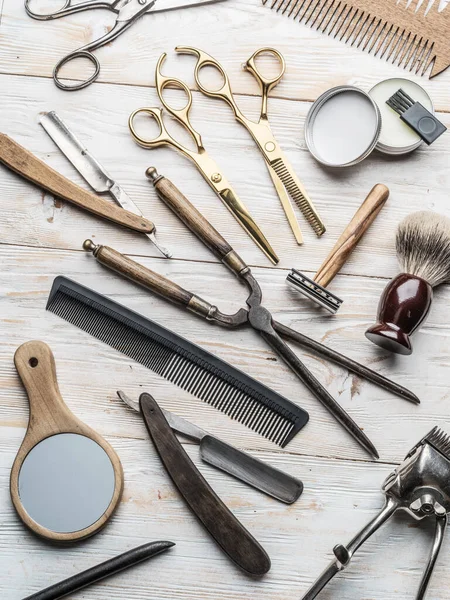 木制背景的经典造型和理发工具 放在白色木制桌子上的理发店乐器的顶视图 — 图库照片