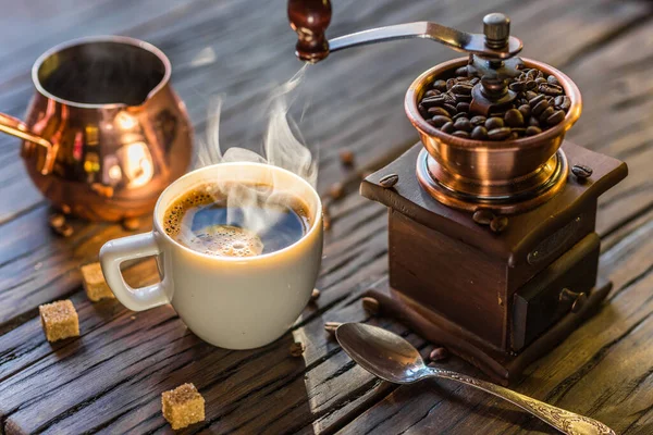 コーヒーはまだ生きている コーヒーと昔ながらのコーヒーグラインダーとセブのホットカップ — ストック写真