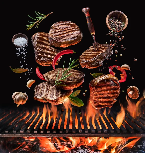 烤牛肉蒸肉和蔬菜在运动 落在开放的烤架上 肉类或烧烤烹调工艺的概念图 — 图库照片