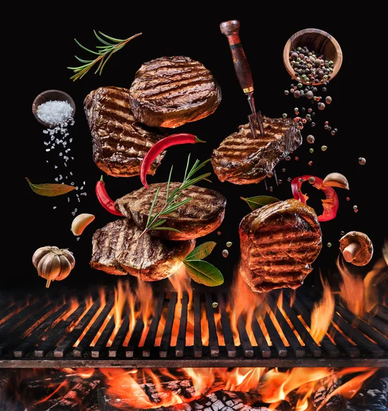 Gegrillte Rindersteaks Und Gemüse Bewegung Die Auf Dem Offenen Grill — Stockfoto