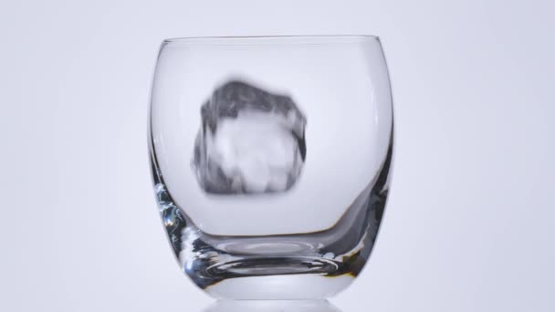 Los Cubos Hielo Caen Lentamente Vaso Luego Vierte Whisky Ron — Vídeos de Stock