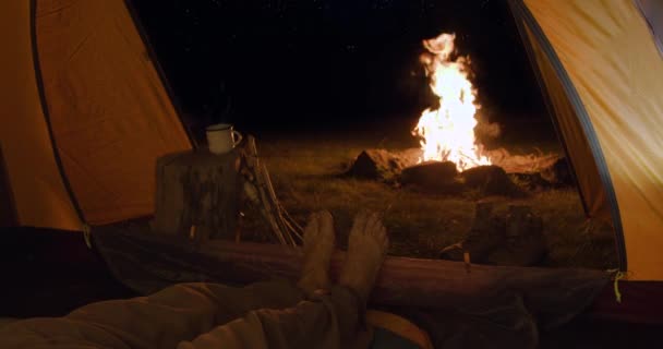 Turista Noite Uma Tenda Aquece Pernas Cansadas Frente Fogo Vista — Vídeo de Stock