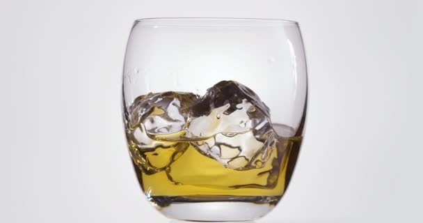 Bicchiere Con Whisky Cubetti Ghiaccio Ruota Lentamente Senso Orario Sfondo — Video Stock