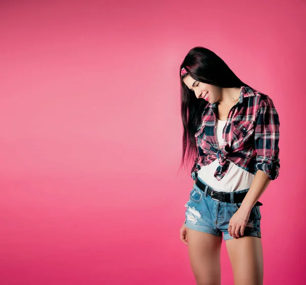 Gadis ceria dalam kemeja dalam bagian pada latar belakang merah muda — Stok Foto