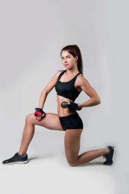 bir kızın bir fitness yaptığı