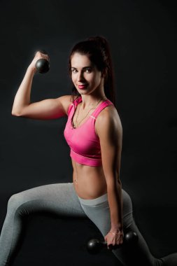 bir kızın bir fitness yaptığı