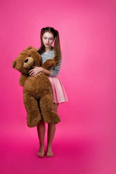 Chica joven con un juguete de peluche —  Fotos de Stock